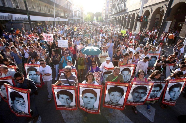 Des milliers de Mexicains ont protesté contre les disparitions et l'impunité des auteurs de crimes, comme ici en 2014, à l'occasion de la disparition de 43 étudiants séquestrés par la police.