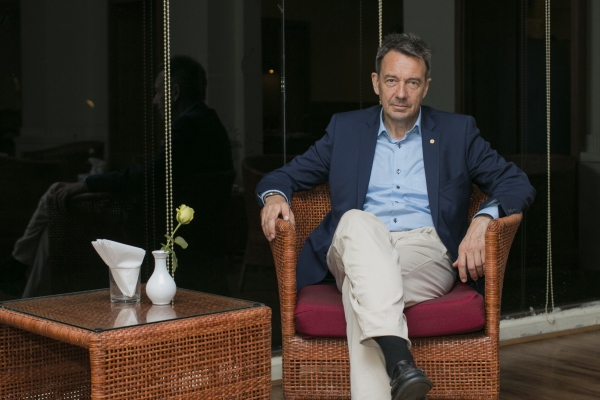 ICRC President Peter Maurer talks to Frontier Myanmar's Jared Downing and other reporters in Myanmar