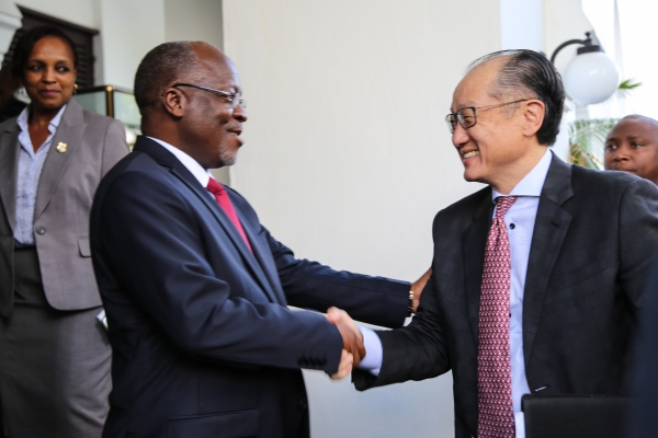 Tanzanian President John Magufuli welcomes World Bank chief Jim Yong Kim to Dar es Salaam, March 20, 2017
