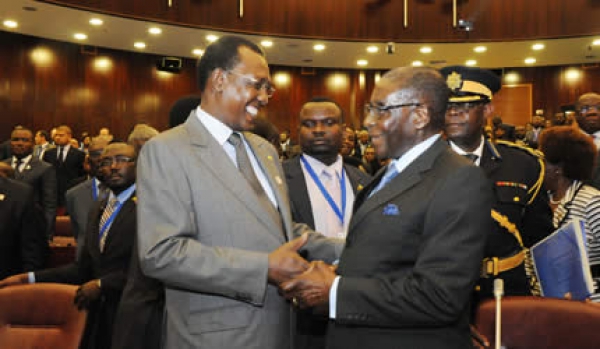 Idriss Déby et son homologue Robert Mugabe à un sommet en Guinée Equatoriale, 2012