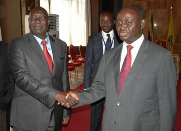 Michel Djotodia (L) and François Bozizé (R) during negotiations between their two sides in Gabon, 2013. Both are suspected of committing grave crimes in their country