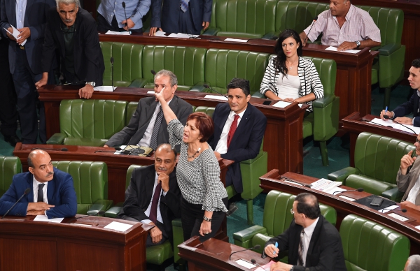 Ambiance houleuse à l'Assemblée tunisienne pour l'adoption d'une loi d'amnistie des fonctionnaires