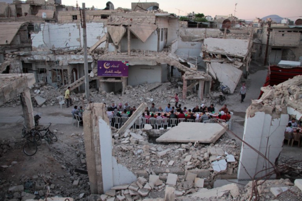 Rupture du jeûne du Ramadan en juin 2017 à Douma une ville proche de Damas tenue par les rebelles détruite par la guerre