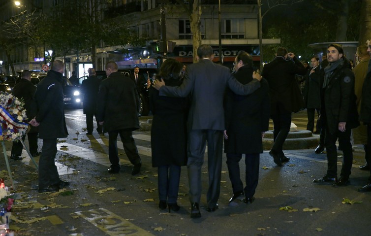 President Obama pays tribute to Paris victims alongside French President Francois Hollande and Paris Mayor Anne Hildago.