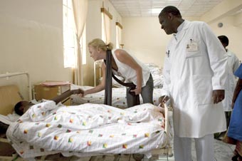 L'actrice Charlize Theron et le Docteur Mukwege à l'hôpital Panzi