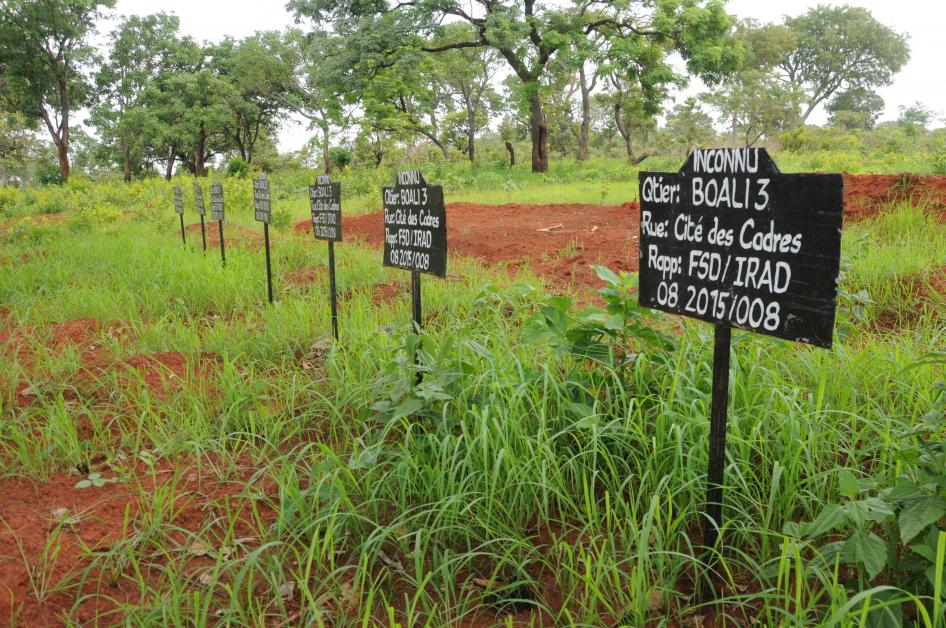 Les nouvelles tombes creusées en périphérie de Boali,