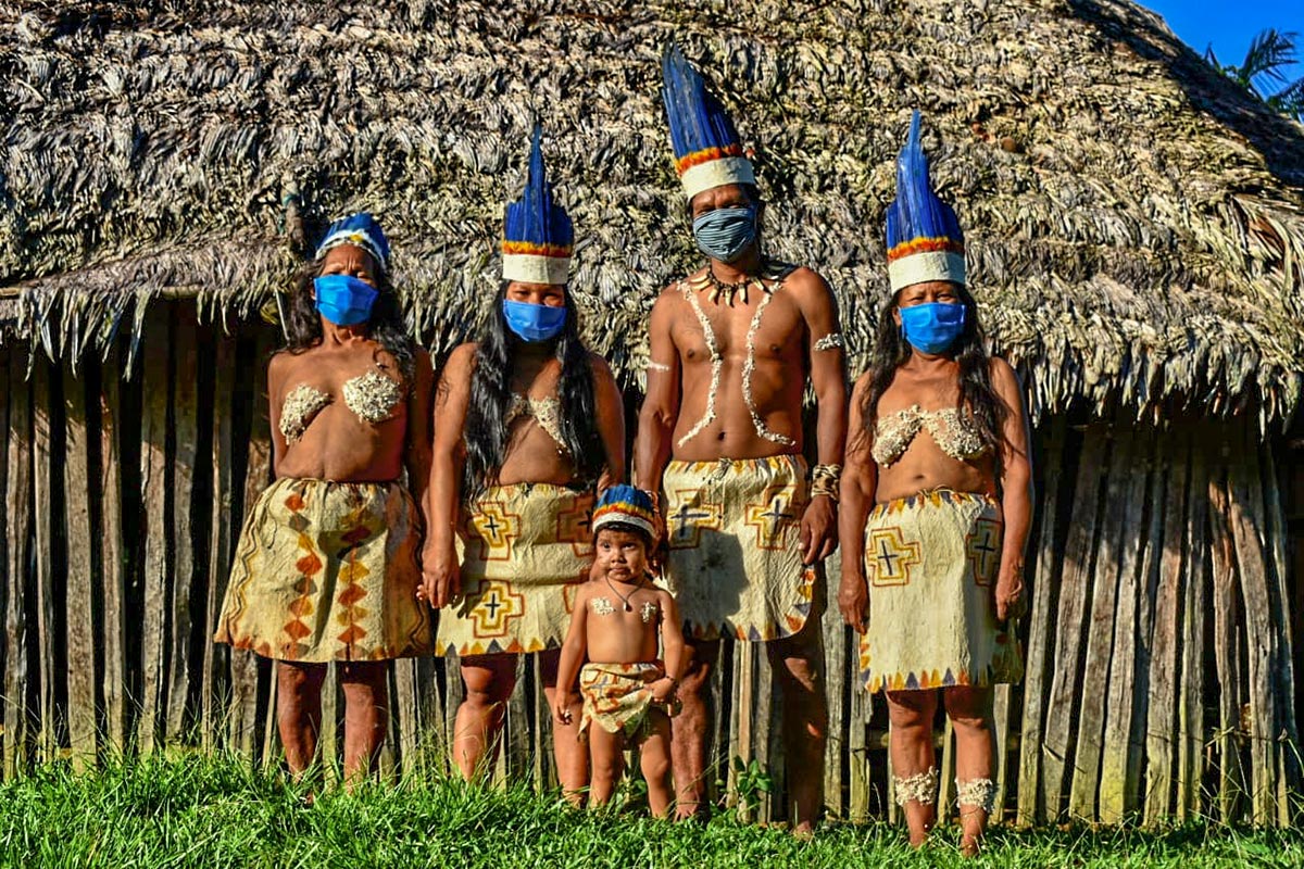Une famille de Huitoto colombiens portant des masques chirurgicaux