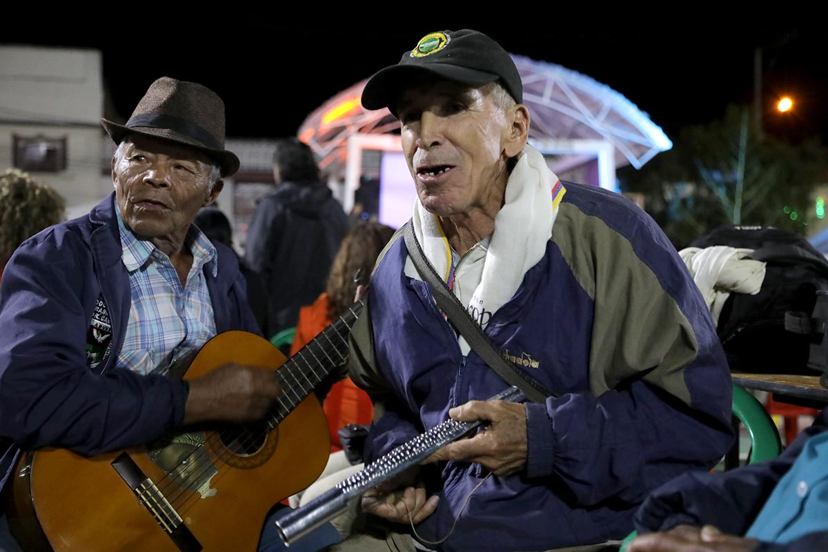 2 colombians sing on a Truth commission event