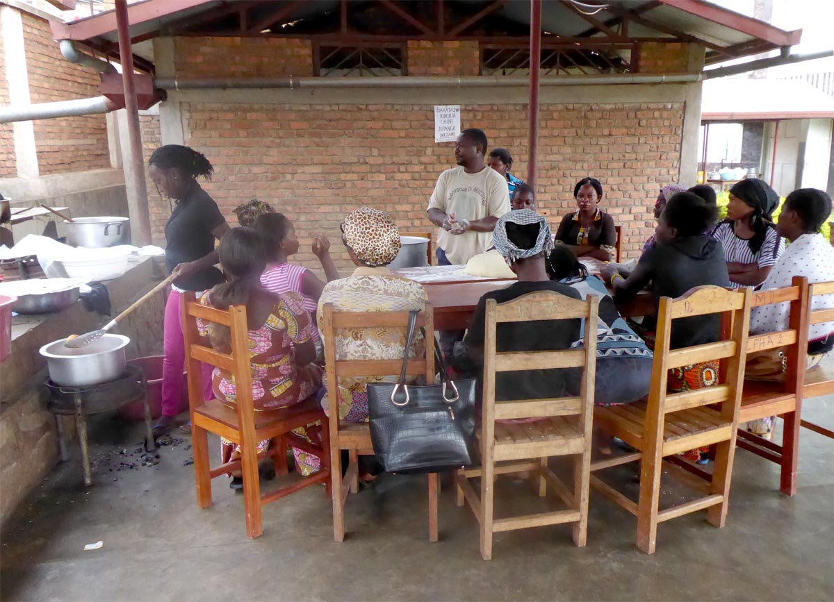 A la Fondation Panzi du Dr Mukwege, des victimes de violences sexuelles aprennent un métier (la pâtisserie) dans l'optique d'une réinsertion professionnelle