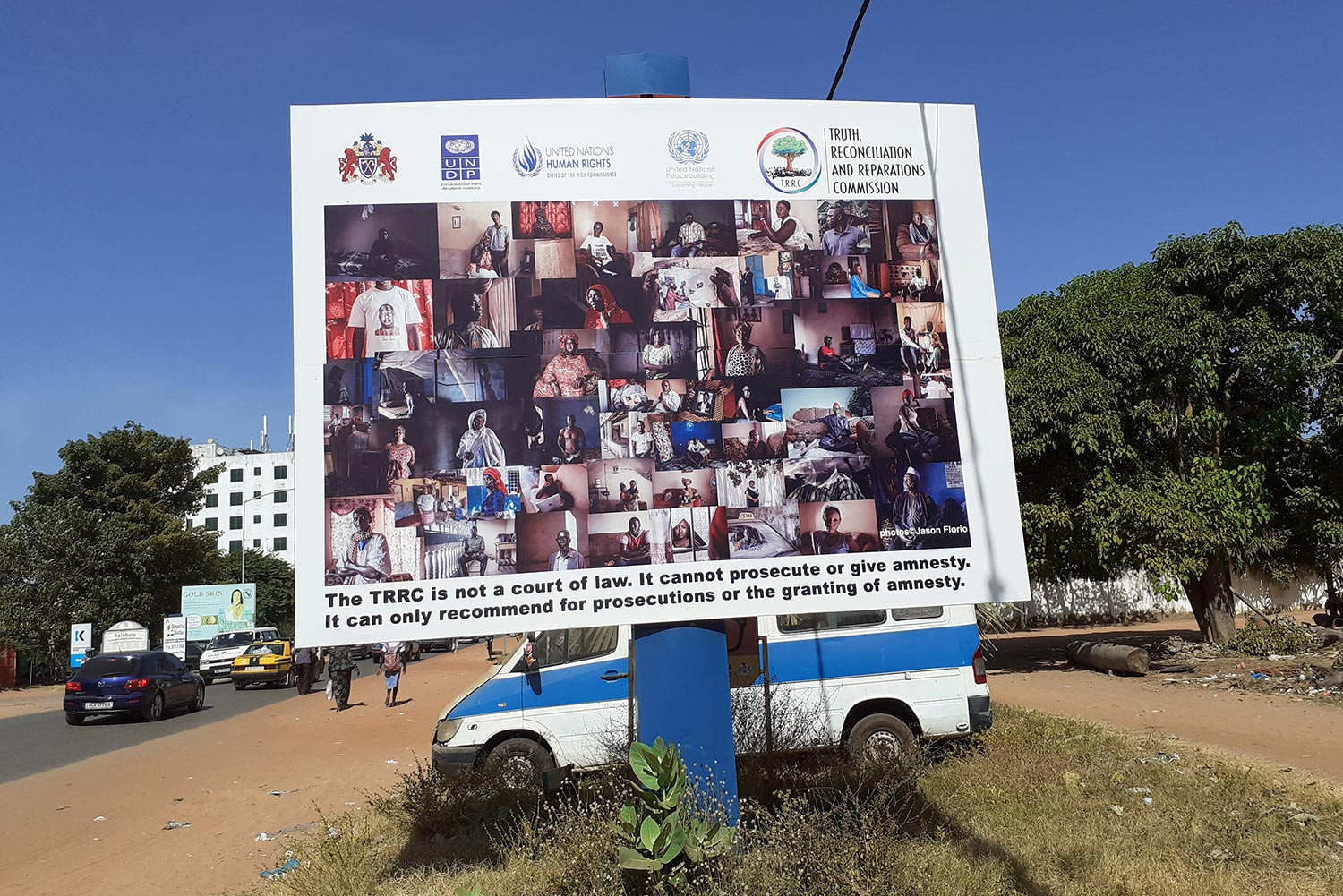 Panneau publicitaire pour la TRRC en Gambie