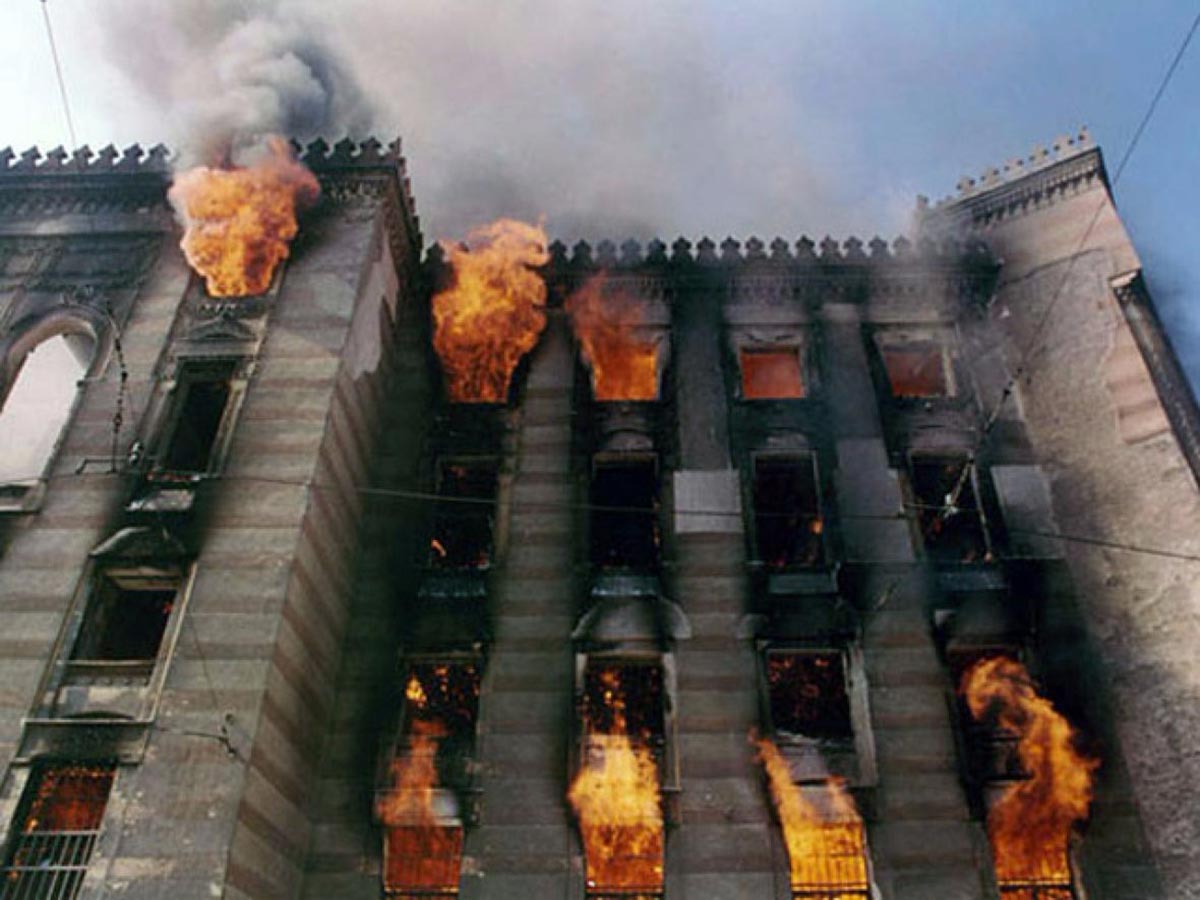 Bibliothèque de Sarajevo en flammes