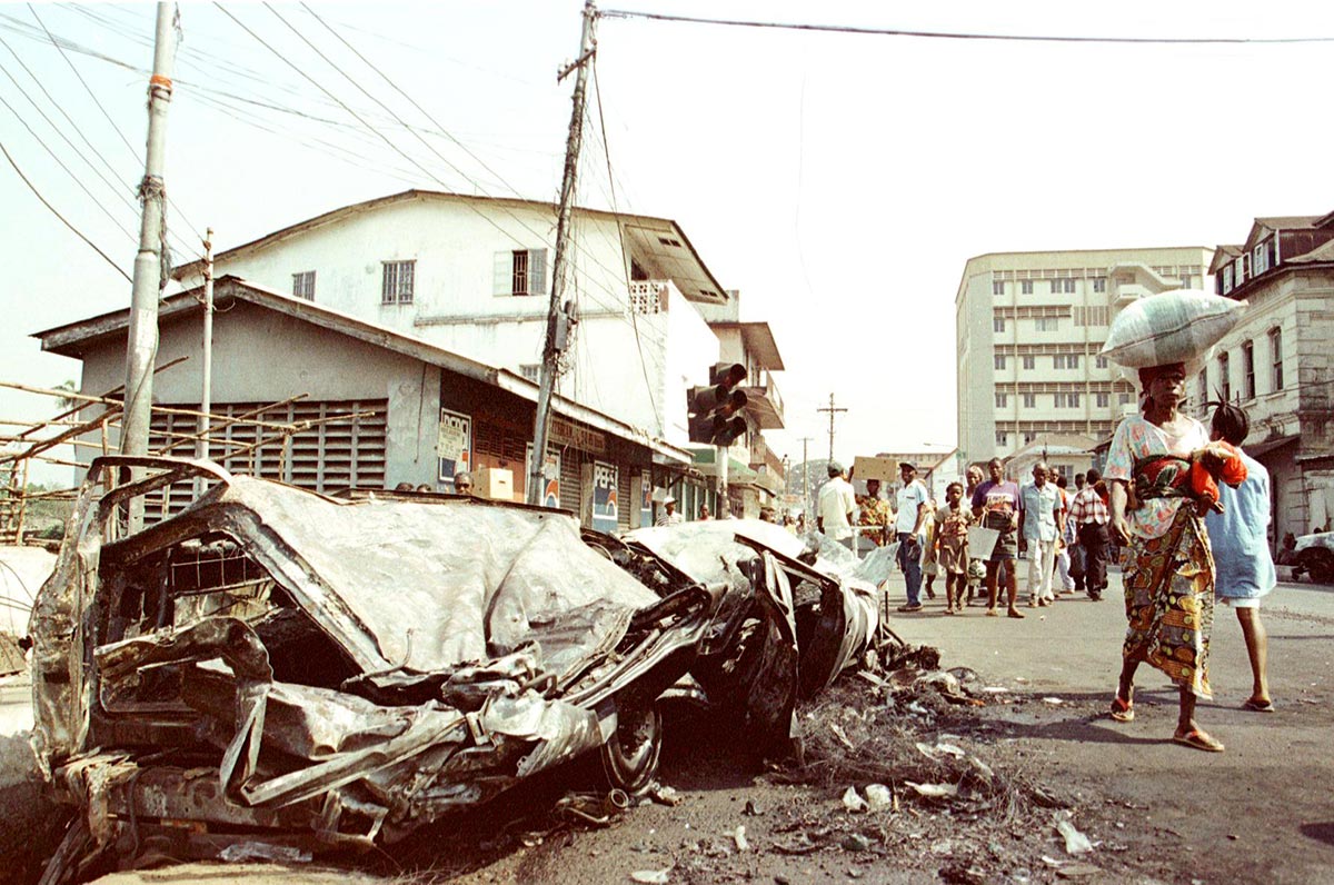 Rues détruites de Freetown (Sierra Leone) en 1999