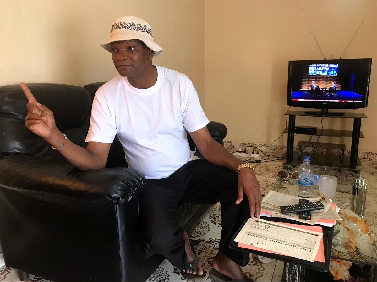 Batch Samba Jallow, assis dans un fauteuil de sa maison de Banjul, raconte à JusticeInfo comment il a été torturé en 1995 sous le régime de Yahya Jammeh.