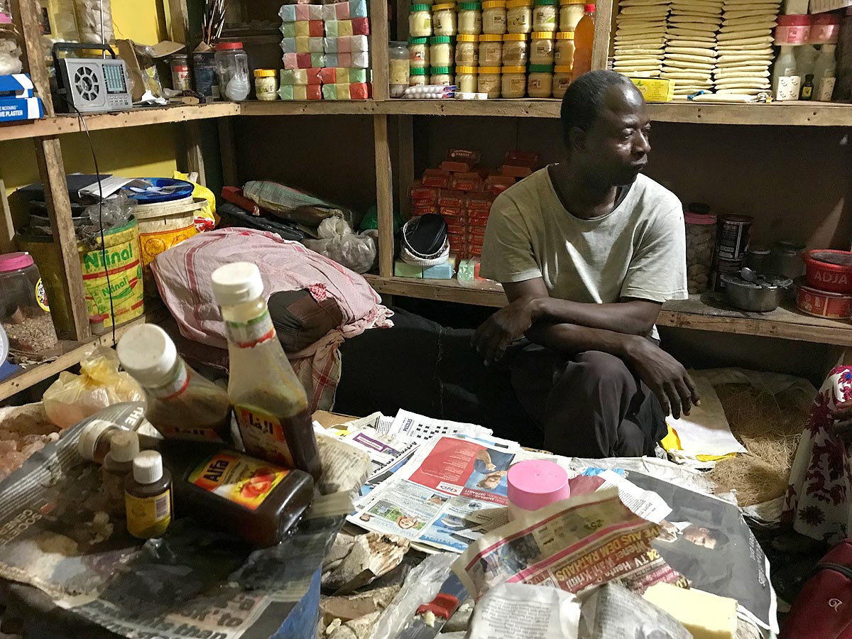 Sainey Faye, dans sa petite boutique de Serrekunda, raconte à JusticeInfo les tortures qu'il a subi sous le régime de Yahya Jammeh en 1995.