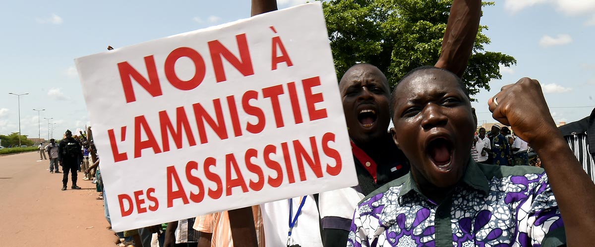 Au Burkina-Faso des manifestants brandissent une pancarte : 