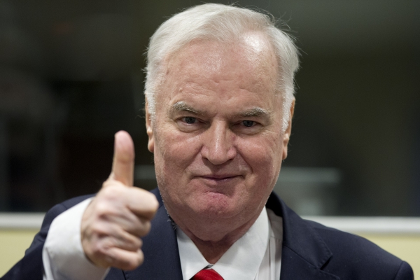 Ratko Mladic au tribunal avant d'être expulsé de la salle pour avoir injurié les juges