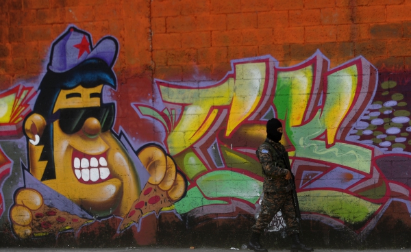 Un soldat patrouille dans les rues de San Salvador alors que la violence atteint de nouveaux sommets, 19.10.2017