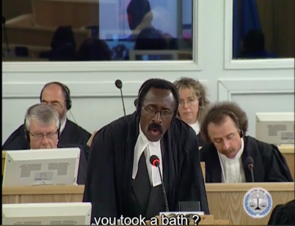 L’avocat kenyan, Duncan Mwanyumba, en train de conduire un contre-interrogatoire d'Espérance au Tribunal pénal international du Rwanda à Arusha en 2001