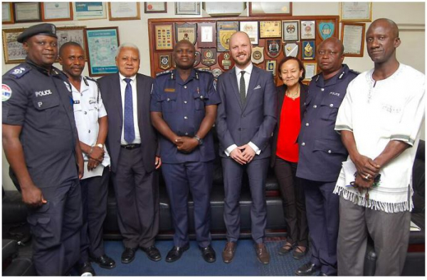 Les membres de la mission Wayamo-AGJA pausent avec des responsables des forces de sécurité gambiennes