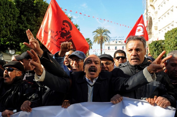 Travailleurs tunisiens scandant des slogans hostiles au gouvernement le 14 janvier 2018 à Tunis