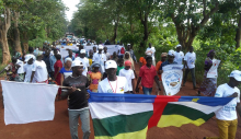 Centrafrique : A Bambari, le jeune musulman Ibrahim donne la main à son compatriote chrétien Joseph Centrafrique : A Bambari, le jeune musulman Ibrahim donne la main à son compatriote chrétien Joseph