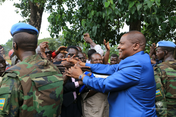 Le président Faustin - Archange Touadera rencontre les représentants de la société civile et des groupes armés à Kaga-Bandoro (centre-nord) le 24 août 2016