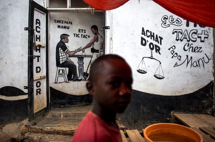 A Mambasa, en République démocratique du Congo (RDC), un enfant passe devant une boutique de négociant en or.