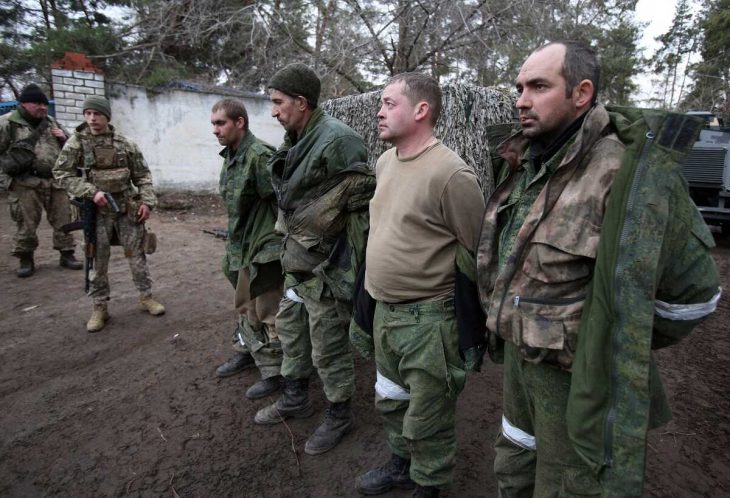Украинские военные задерживают военнослужащих самопровозглашенной Луганской народной республики, которые были захвачены в плен во время утренней атаки на поселок Счастье, вблизи восточноукраинского города Луганск, 24 февраля 2022 года.