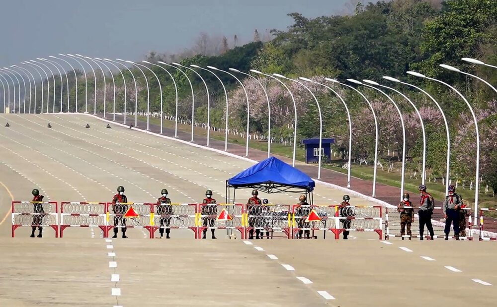 3 ans après le coup d'État au Myanmar : quelle justice ? Photo : des soldats montent la garde sur une route bloquée menant au parlement (1er février 2021).