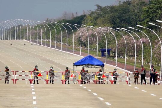 3 ans après le coup d'État au Myanmar : quelle justice ? Photo : des soldats montent la garde sur une route bloquée menant au parlement (1er février 2021).