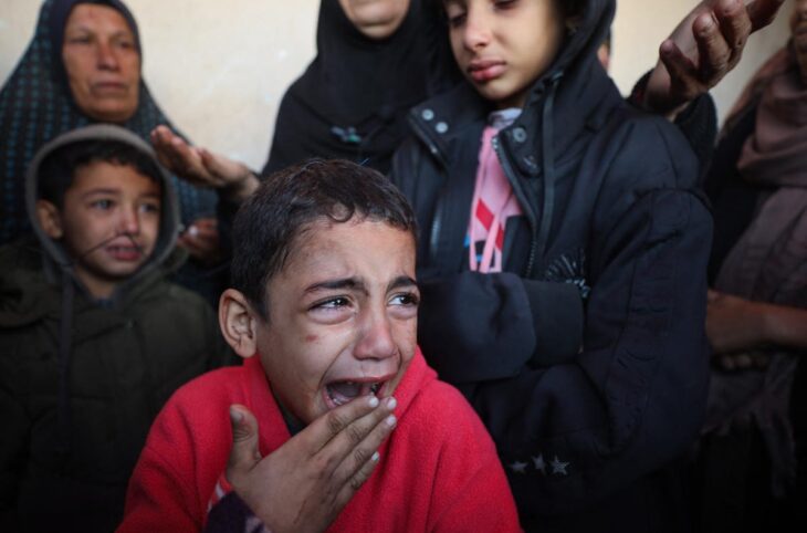 Des enfants palestiniens pleurent après que des membres de leur famille, dont des nourrissons, aient été tués lors d'une frappe aérienne israélienne sur leur abri à Deir el-Balah, dans le centre de la bande de Gaza, le 14 janvier 2025.