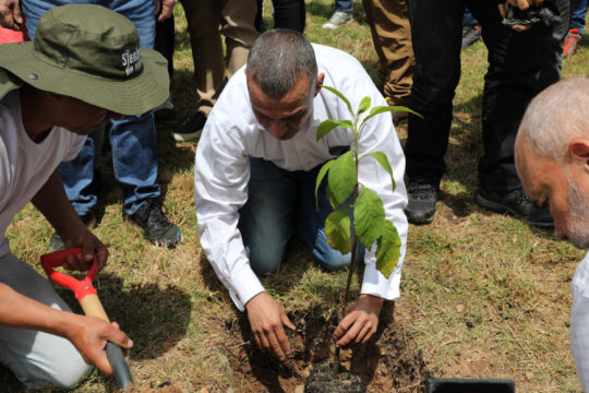 El mayor Gustavo Soto Bracamonte y el coronel Gabriel de Jesús Rincón, ambos imputados por crímenes de guerra y de lesa humanidad, plantan un salvio negro en el lanzamiento del piloto restaurativo ambiental cerca de Bogotá, en Colombia.