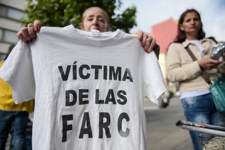 Una mujer sostiene una camiseta en la que se lee 