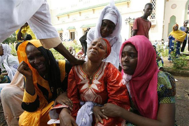 Guinée : espoir des victimes après la clôture de l'enquête judiciaire sur le massacre de 2009, selon HRW