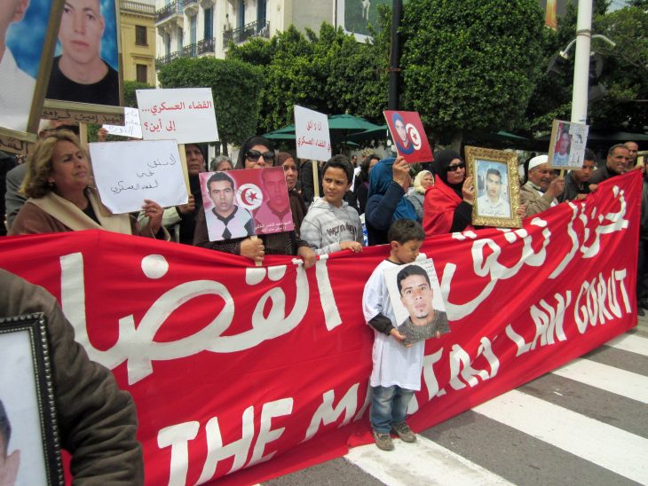 Tunisie : de "faux martyrs" de la Révolution recrutés comme fonctionnaires