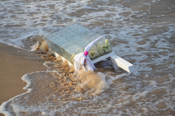 Une artiste tunisienne offre des tombeaux aux naufragés de la Méditerranée