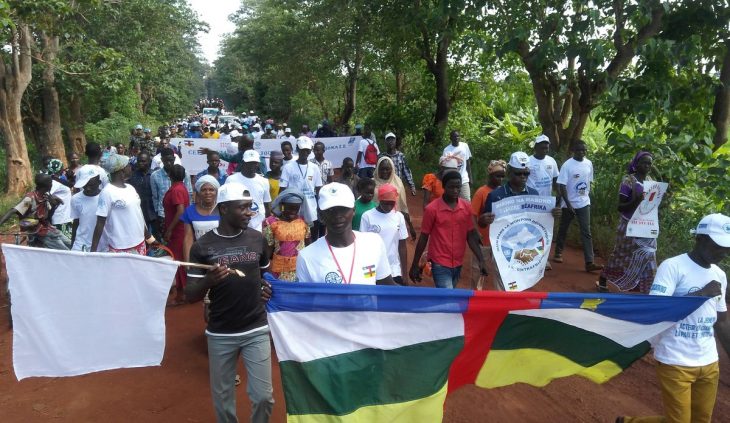 Centrafrique : A Bambari, le jeune musulman Ibrahim donne la main à son compatriote chrétien Joseph