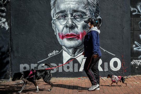 Un mural que representa Álvaro Uribe