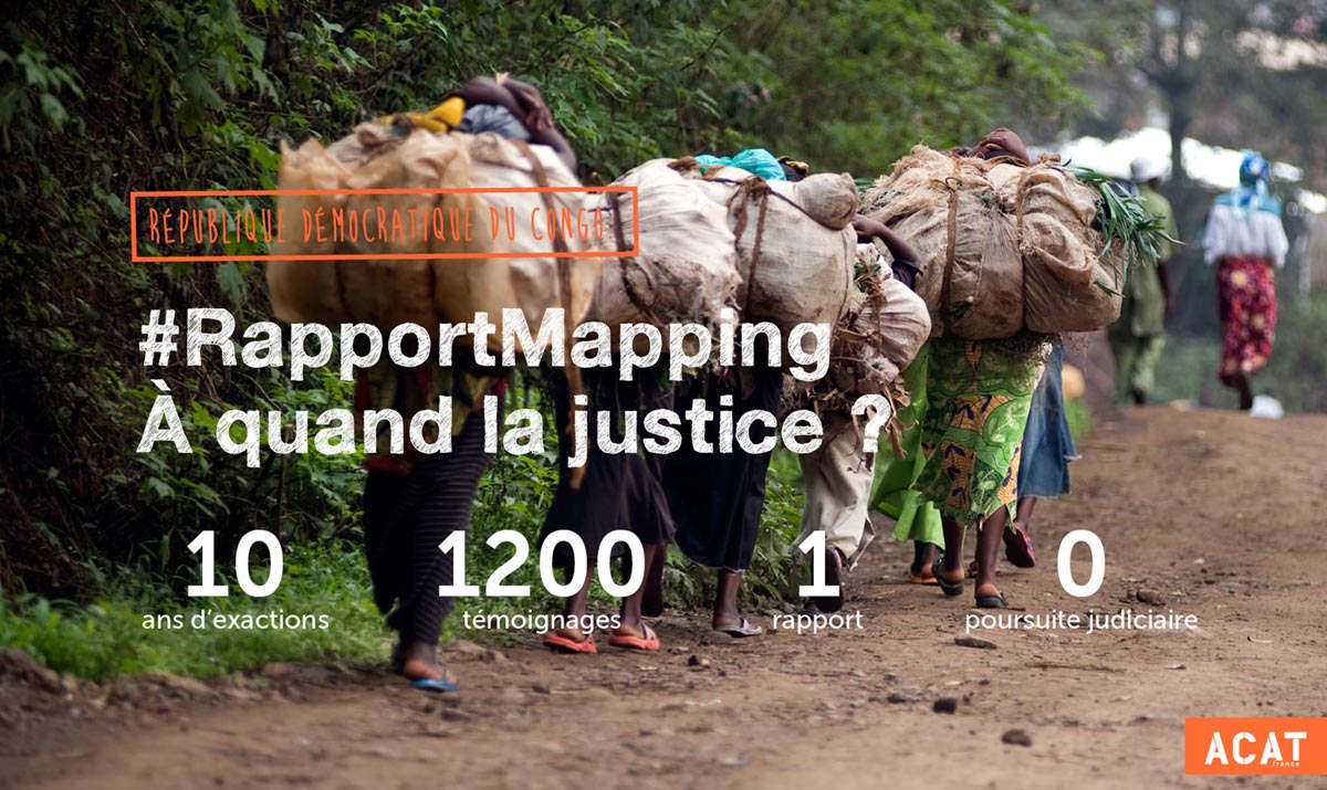 Congolais transportant de gros paquetages sur un chemin de terre. Inscriptions textuelles : "République Démocratique du Congo : #RapportMapping - A quand la justice ? 10 ans d'exactions, 1200 témoignages, 1 rapport, 0 poursuite judiciaire."