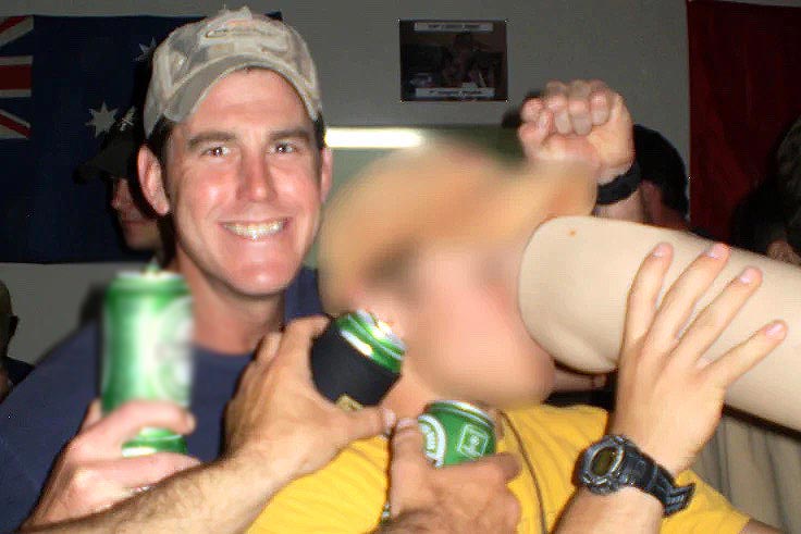 L'ancien militaire des forces spéciales australiennes Ben Roberts-Smith, lors d'une beuverie avec ses compagnons d'armes. On les voit ici boire dans la prothèse de jambe d'un civil Afghan présumé tué par Roberts-Smith un dimanche de Pâques 2009.