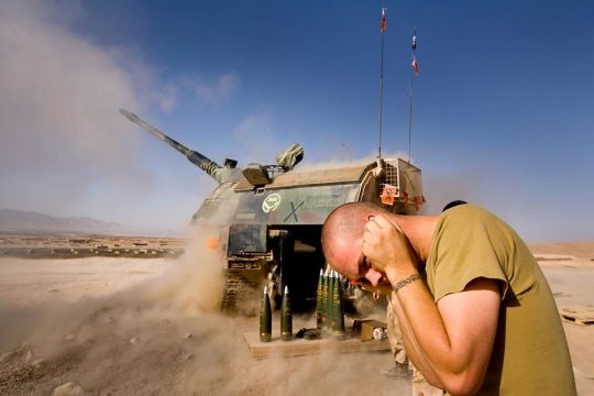 Des soldats néerlandais tirent des obus dans la régio de Chora, Afghanistan