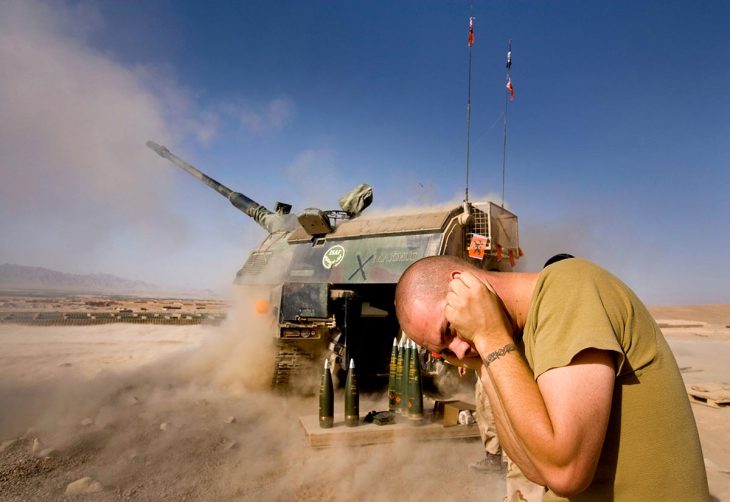 Des soldats néerlandais tirent des obus dans la régio de Chora, Afghanistan