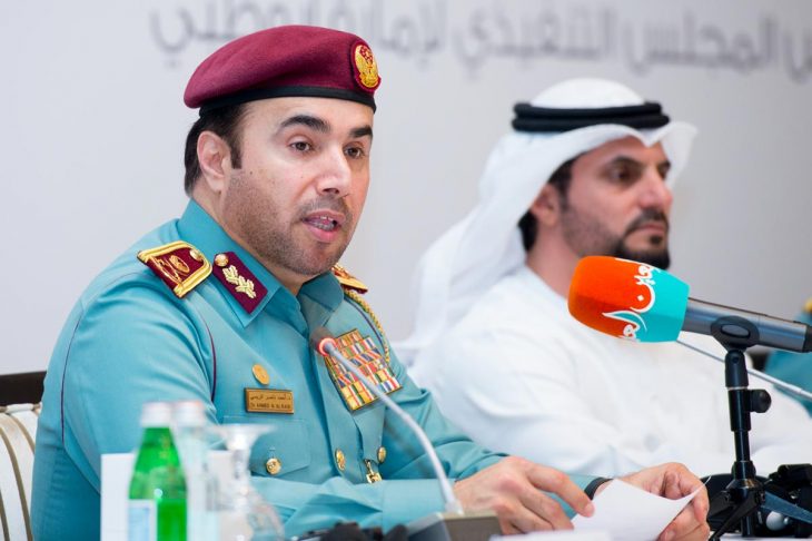 Le général Ahmed Nasser Al-Raisi s'exprime devant un microphone