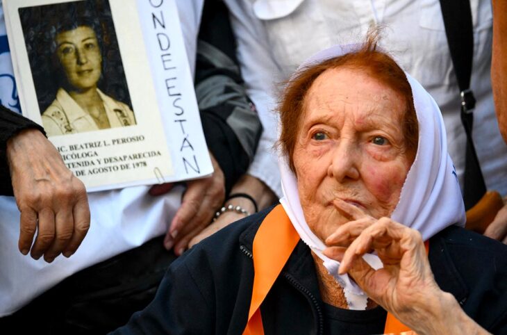 En Argentine, et dans d'autres pays d'Amérique latine, la mémoire se perd. Celle des crimes perpétrés à l'époque des dictatures. Photo : une femme membre de l'association « Madres de Plaza de Mayo » lors d'une manifestation. En arrière-plan : la photo d'une personne disparue.