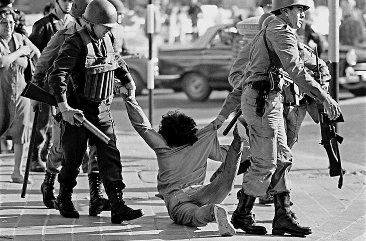 En Argentine, un homme est trainé sur le sol par des militaires