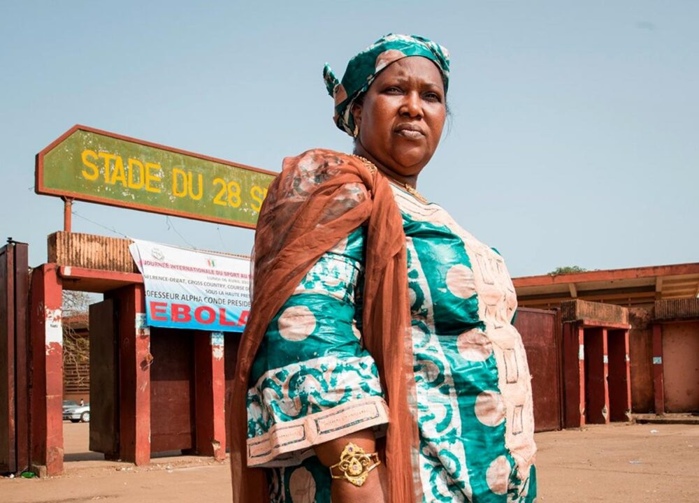 En Guinée, le procès en appel relatif au massacre du 28 septembre 2009 est au point mort. Photo : Asmaou Diallo, présidente d'une association de victimes, pose devant le stade de Conakry où ont eu lieu les événements.