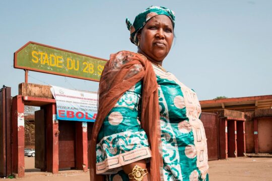 En Guinée, le procès en appel relatif au massacre du 28 septembre 2009 est au point mort. Photo : Asmaou Diallo, présidente d'une association de victimes, pose devant le stade de Conakry où ont eu lieu les événements.