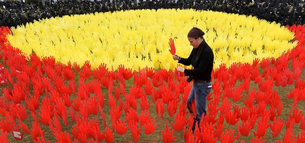 Installation artistique en Australie représentant le drapeau aborigène