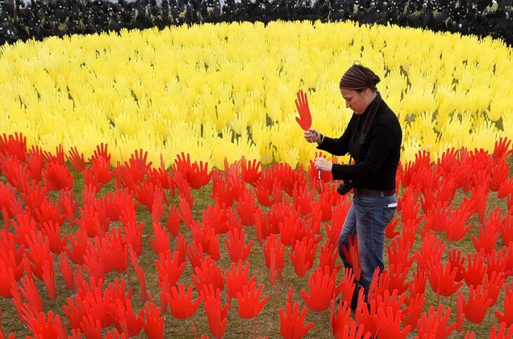 Installation artistique en Australie représentant le drapeau aborigène