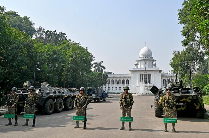 Vue extérieure du Tribunal pour les crimes internationaux au Bangladesh (ICT) gardé par l'armée.